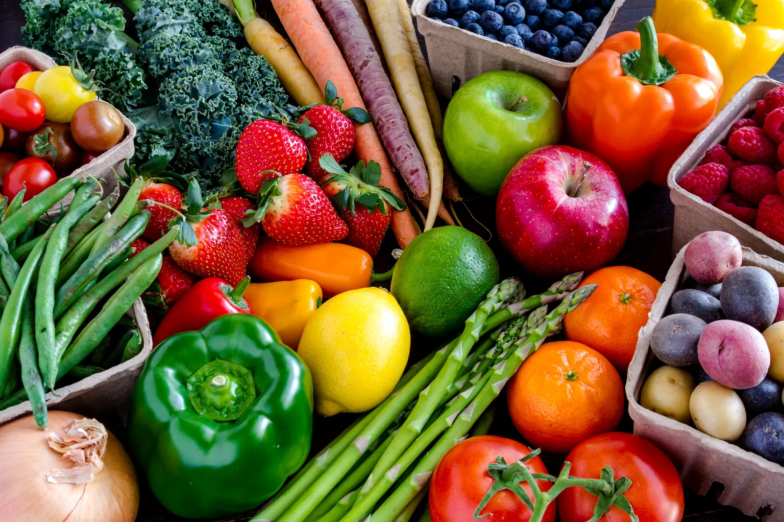 Frisches Bio-Obst und Bio-Gemüse: Paprika, Äpfel, Spargel, Beeren und Karotten