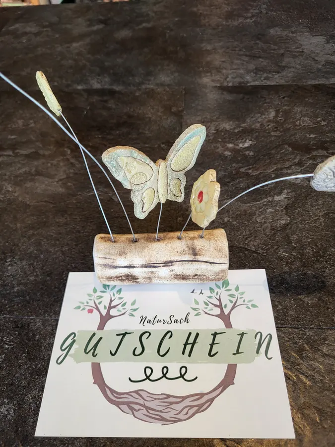 NaturSach Gutschein mit Holzscheibe und Schmetterling aus Keramik