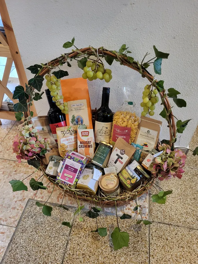 Großer Geschenkkorb mit Wein, Nudeln, Tee und Süßem