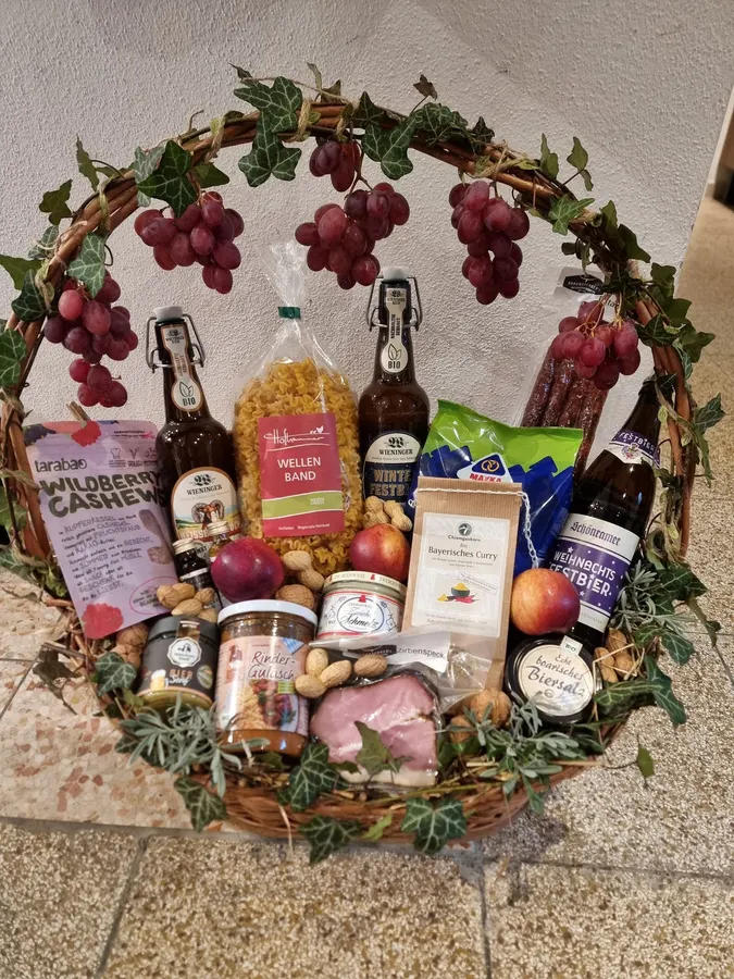 Geschenkkorb mit Bier, Säften, Wurst und Trauben-Dekoration